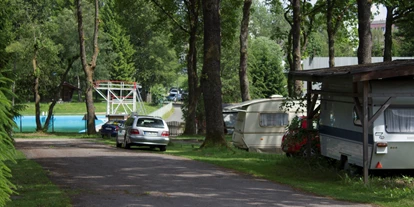 Parkeerplaats voor camper - Spielplatz - Brünn (Landkreis Hildburghausen) - Blick zum Schwimmbad - Wohnmobil-Ferienpark Großbreitenbach