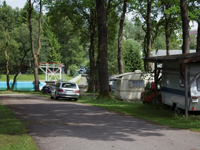 Reisemobilstellplatz - Art des Stellplatz: im Campingplatz - Großbreitenbach - Blick zum Schwimmbad - Wohnmobil-Ferienpark Großbreitenbach