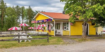 Place de parking pour camping-car - öffentliche Verkehrsmittel - Älmeboda - Unser Restaurant Tyroler Stugan   - Tirolerstuga