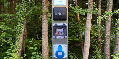 Parkeerplaats voor camper - Wohnwagen erlaubt - Oostenrijk - moderne Stromsäule, mit der Keycard zu bedienen - Rast-Stellplatz Velden am Wörthersee