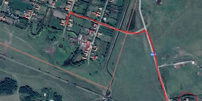 Motorhome parking space - Romania - Fussweg zum Bahnhof (man kann auch übers Feld laufen, Fahrplan nach Timisoara (Direktverbindung) auf dem Gelände) - Timisoara (Chveresu Mare)