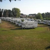 Espacio de estacionamiento para vehículos recreativos - Area Camper - CirceMed 