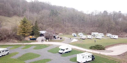 Place de parking pour camping-car - Art des Stellplatz: eigenständiger Stellplatz - Bad Emstal - Wohnmobilhafen unter dem scharfen Stein