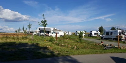 Parkeerplaats voor camper - Wohnwagen erlaubt - Sohland an der Spree - Blick vom Sanitärgebäude - Reisemobil- und Caravanpark Bastei
