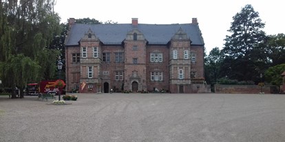 Motorhome parking space - Stromanschluss - Hoya - Erbhof Schloss Thedinghaus - Schloss Erbhof Thedinghausen