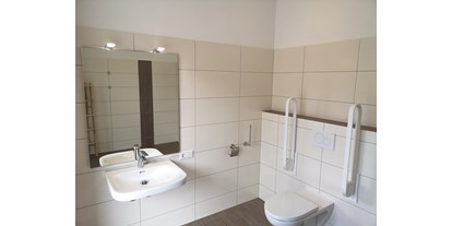 Reisemobilstellplatz - Umgebungsschwerpunkt: See - Hörscheid - Unsere 3 WC/Duschräume sind alle barrierefrei - Wohnmobilpark Vulkaneifel
