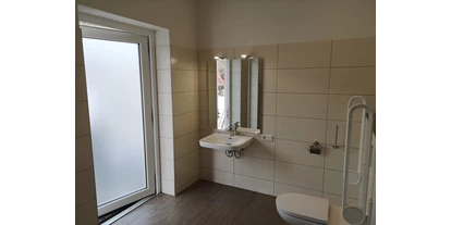 Reisemobilstellplatz - Duschen - Pelm - Nutzung der WC und Waschbecken im Preis beinhaltet. - Wohnmobilpark Vulkaneifel