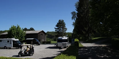 Reisemobilstellplatz - Bademöglichkeit für Hunde - Alleshausen - Der Stellplatz im Fürstlichen Golf- und Natur-Resort ist mitten im Grünen und nur ca. 30 m bis zum Abschlag entfernt. - Stellplatz im Fürstlichen Golf- & Natur-Resort Bad Waldsee 