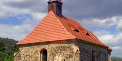 Reisemobilstellplatz - Duschen - Kralovice - Kirche St. Peter und Paul in Dolany (22 km) - Farma Janko