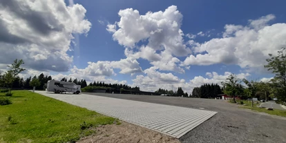 Place de parking pour camping-car - Art des Stellplatz: eigenständiger Stellplatz - Saxe - Blick über den gesamten Stellplatz - Wohnmobilstellplatz Schöneck