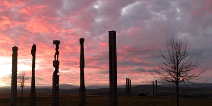 Reisemobilstellplatz - Frischwasserversorgung - Bischofsheim an der Rhön - Abendstimmung am Stelenfeld - Wohnmobilstellplatz Mellrichstadt am Malbach