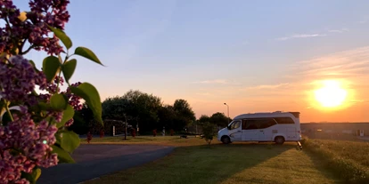 Plaza de aparcamiento para autocaravanas - Umgebungsschwerpunkt: am Land - Großhartmannsdorf (Landkreis Mittelsachsen) - Sonnenuntergang über einem Hobby  - Zur Platane Mohorn 