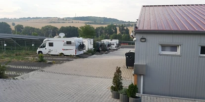 Parkeerplaats voor camper - Entsorgung Toilettenkassette - Thüringen - Blick auf die unteren Stellplätze - Eisenach Wohnmobile Waldhelm