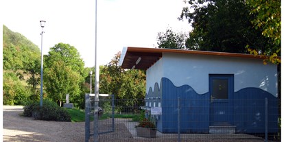 Motorhome parking space - Tennis - Kitzingen - Wohnmobilstellplatz am Freibad