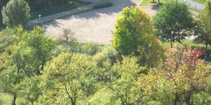 Motorhome parking space - Tennis - Buchbrunn (Landkreis Kitzingen) - Wohnmobilstellplatz am Freibad