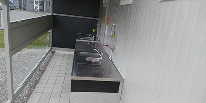 Reisemobilstellplatz - Entsorgung Toilettenkassette - Sulzberg (Landkreis Oberallgäu) - Dies ist unsere Spülecke die unseren Gästen mit Warm- und Kaltwasser kostenlos zur Verfügung steht. - Wohnmobilpark Füssen