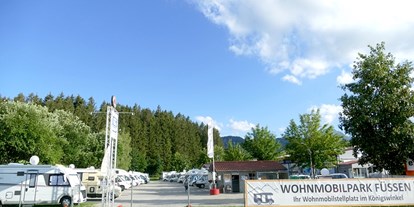 Reisemobilstellplatz - Oberammergau - Dies ist eine Außenansicht unseres Wohnmobilstellplatzes, gleich rechts können Sie direkt bei uns anfahren. - Wohnmobilpark Füssen