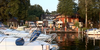 Motorhome parking space - Stromanschluss - Krummensee - Yachtcharter und Yachthafen Löber - Historisches Fährhaus/ Yachthafen Löber