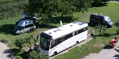Place de parking pour camping-car - öffentliche Verkehrsmittel - Endingen am Kaiserstuhl - Wohnmobilstellplatz zur Scheune 