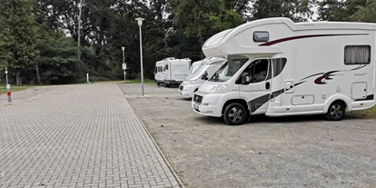 Posto auto camper - Art des Stellplatz: bei Gaststätte - Liebenau (Landkreis Nienburg/Weser) - Stellplatz für acht Wohnmobile auf ebenen Schotterflächen.  - Reisemobilstellplatz Steimbke