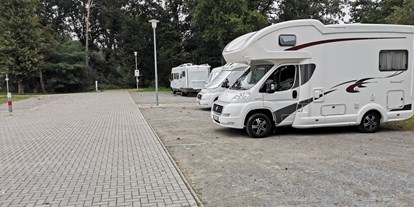 Reisemobilstellplatz - PLZ 31595 (Deutschland) - Stellplatz für acht Wohnmobile auf ebenen Schotterflächen.  - Reisemobilstellplatz Steimbke