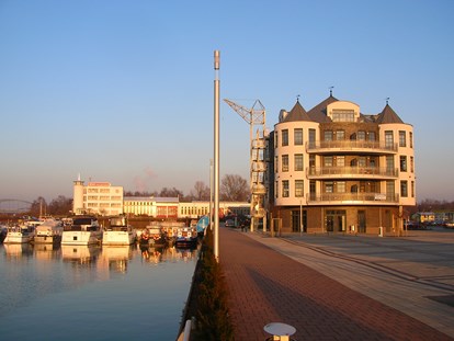 Reisemobilstellplatz - Umgebungsschwerpunkt: Fluss - Yachthafen Marina Rünthe - Wohnmobilhafen Marina-Rünthe
