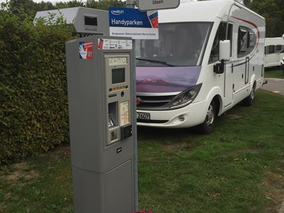 Reisemobilstellplatz - Neuen Ticketautomat in der Einfahrt zum Stellplatz.
Bezahlung per EC-Karte, Münzen und Handy-App. - Wohnmobilhafen Marina-Rünthe
