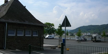 Place de parking pour camping-car - Art des Stellplatz: bei Sehenswürdigkeit - Rhénanie-Palatinat - Am Rheinufer