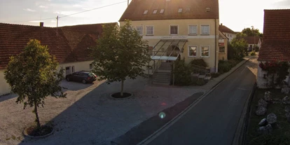 Reisemobilstellplatz - Restaurant - Gnotzheim - Auf dem Parkplatz vor dem Landgasthof Weberhans können Sie Ihr Fahrzeug abstellen - Landgasthof Weberhans