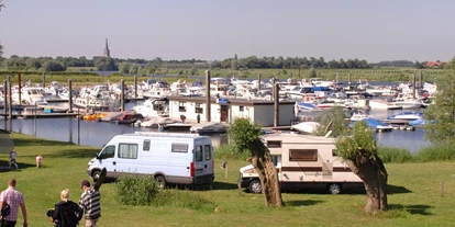 Reisemobilstellplatz - Wohnwagen erlaubt - Wehl - Die schönen Campingplätze direkt am Wasser mit blick am Hafen (am Campingplatz) - Camping Ijsselstrand