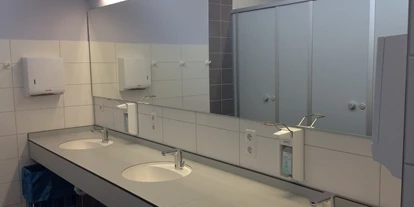 Reisemobilstellplatz - Entsorgung Toilettenkassette - Groß Wittensee - Und auch der Sanitärbereich ist großzügig und modern gestaltet. - Wohnmobilstellplatz am Noor