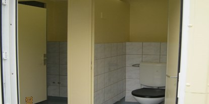 Motorhome parking space - WLAN: nur um die Rezeption vorhanden - Moritzburg - Blick in Sanätärcontainer. (DU, WC, Waschbecken) Schlüssel nach Anmeldung an der Rezeption gegen Kaution erhältlich. Toiletten & Sanitärbenutzung Kosten p.P. 1,50 € / Tag. Duschbenutzung mit Automat 2,00 € / 6 min! - Am Hotel Landhaus Nassau