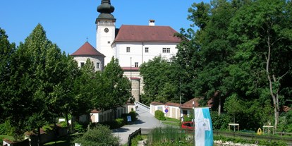 Reisemobilstellplatz - Umgebungsschwerpunkt: am Land - Oberösterreich - Blick vom Gastgarten auf Schloss Weinberg - Schlossbrauerei Weinberg Erst oö. Gasthausbrauerei