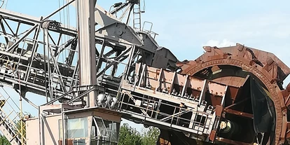 Plaza de aparcamiento para autocaravanas - Art des Stellplatz: bei Gewässer - Alemania - FERROPOLIS - Camping unter Baggern