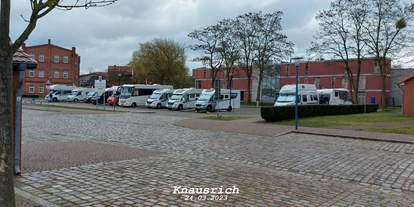 Place de parking pour camping-car - Art des Stellplatz: eigenständiger Stellplatz - Leussow - Parkplatz am Hafen