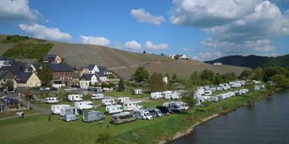 Reisemobilstellplatz - Stromanschluss - Beuren (Landkreis Cochem-Zell) - Wohnmobilstellplatz mit 50 Stellplätzen.
Auf Wiesengelände, direkt am Moselufer gelegen. - Platz am Moselufer