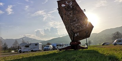 Reisemobilstellplatz - Hunde erlaubt: Hunde erlaubt - PLZ 9657 (Schweiz) - Grosser Container - Aushängeschild des angrenzenden Skulpturenparks - Allmend Rheintal