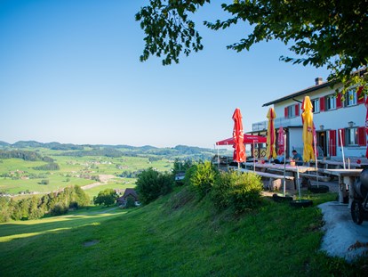 Reisemobilstellplatz - Hunde erlaubt: Hunde teilweise - Aussichtsreiche Sonnenterrasse - Restaurant Käserei Berghof