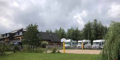 Motorhome parking space - WLAN: am ganzen Platz vorhanden - Plau am See - An der Metow-Ferienpark.Hotel.Camping