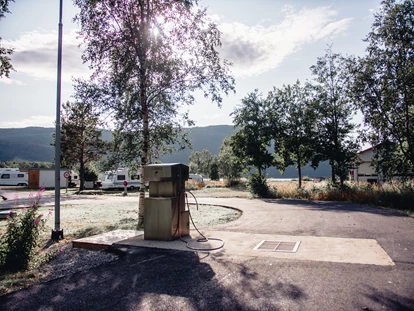 Place de parking pour camping-car - Spielplatz - Norvège - Sanitärentwässerungssystem.  - Misvær camping