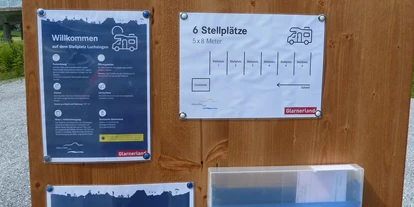 Reisemobilstellplatz - Art des Stellplatz: ausgewiesener Parkplatz - Flumserberg Tannenheim - Gäste-Informationstafel - Luchsingen beim Bahnhof