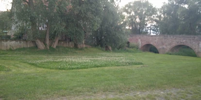 Parkeerplaats voor camper - Gießen - Vorderer Teil, am Becken gibt es auch einen Starkstromanschluss. unter dem 2. Brückenbogen läuft ein kleiner Bach durch, der auch für Kinder zum Spielen geeignet ist. - Brücker Mühle