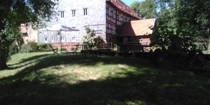 Posto auto camper - Umgebungsschwerpunkt: Berg - Schwalmstadt - Blick auf die Mühle und das Staubecken. Der obere Teil der Wiese ist sehr schattig den ganzen Tag über (nicht befahrbar, nur Liegewiese od. Campingwiese) - Brücker Mühle