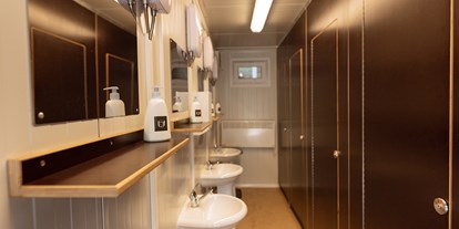 Reisemobilstellplatz - Entsorgung Toilettenkassette - Lubań - WCs im Sanitärgebäude - Camping am Kühlhaus