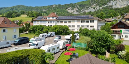 Reisemobilstellplatz - Schweiz - Stellplatz von Haus her. - Hirschenparkplatz Welschenrohr