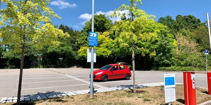 Motorhome parking space - Hallenbad - Schonach im Schwarzwald - Der stadtnah gelegene Stellplatz ist ideal, um die Stadt und die Umgebung zu erkunden. - Am Hallenbad Villingen