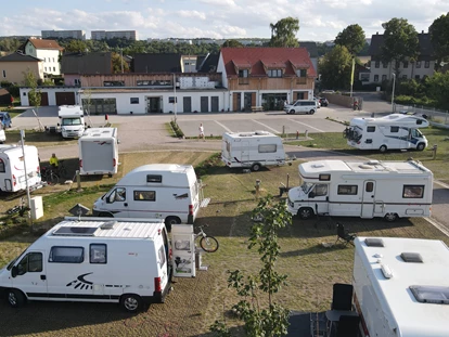 Place de parking pour camping-car - Blick auf Rezeptions- und Sanitärgebäude - Campingpark Erfurt