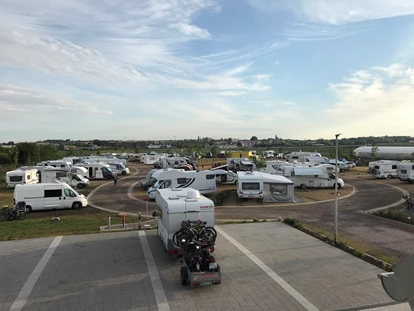 Place de parking pour camping-car - Unsere großen Stellplätze  - Campingpark Erfurt