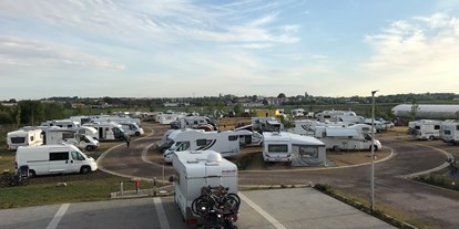 Reisemobilstellplatz - Stromanschluss - Unsere großen Stellplätze  - Campingpark Erfurt