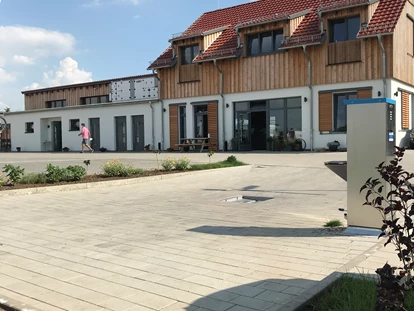 Reisemobilstellplatz - Grauwasserentsorgung - Neusiß - Entsorgungsstation, Rezeption und Sanitärgbäude - Campingpark Erfurt